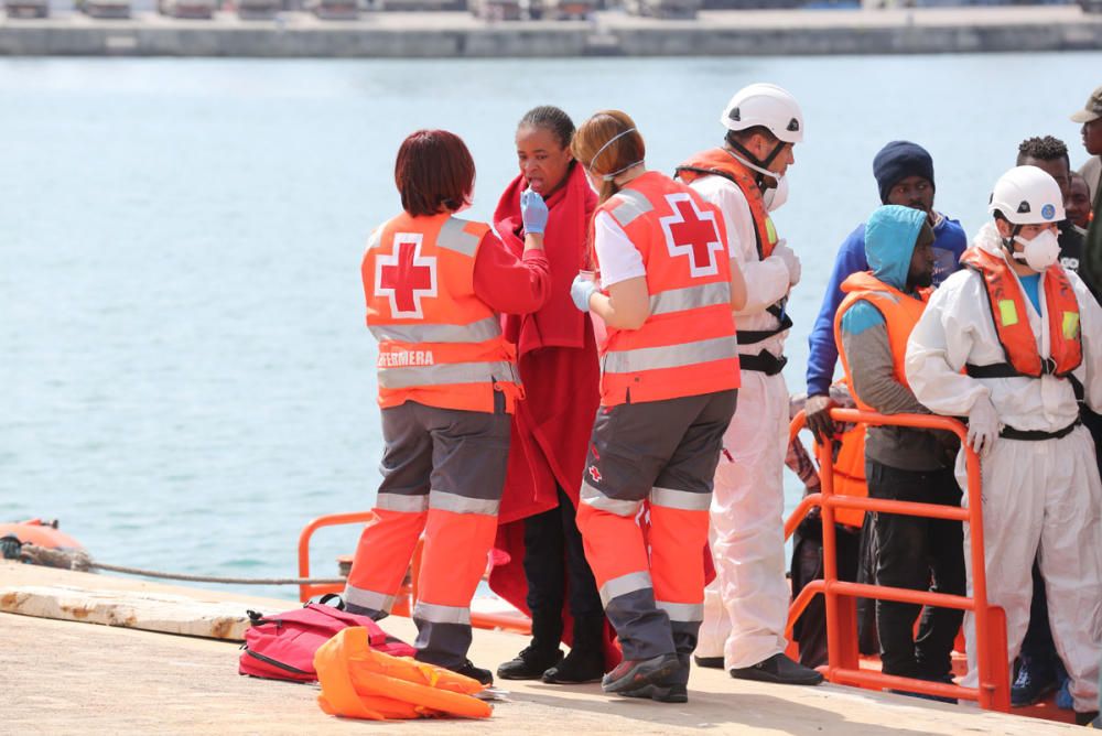 Trasladan al puerto de Málaga a 54 inmigrantes de una patera