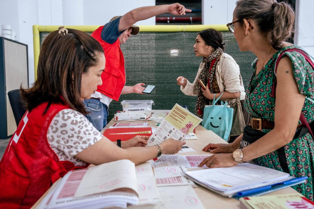 Primer día de asesoramiento para la regularización extraordinaria en la Fira de Montjuïc