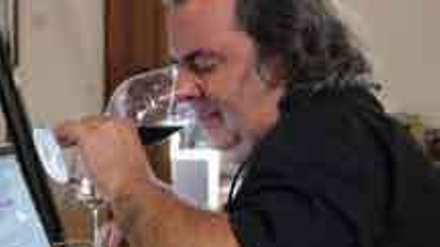 Luis Gutiérrez evalúa uno de los vinos catados en la sede de la DO el pasado mes de agosto. Foto