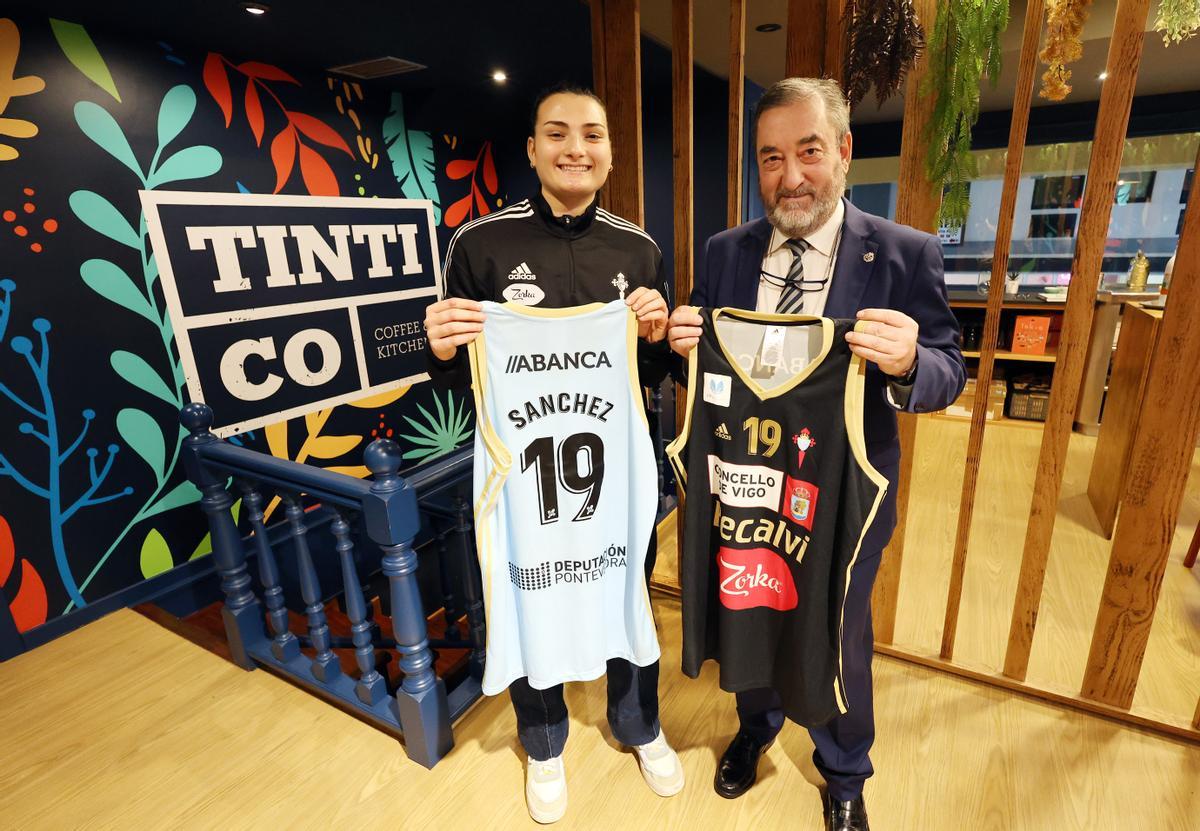 El presidente del Celta Zorka Recalvi, Carlos Álvarez, con la nueva jugadora celeste.