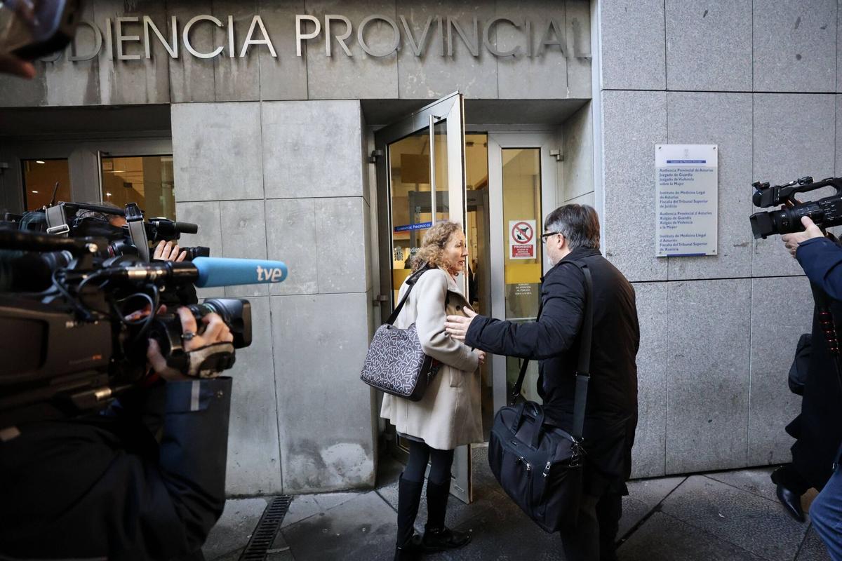Los abogados defensores entrando en la Audiencia Provincial.