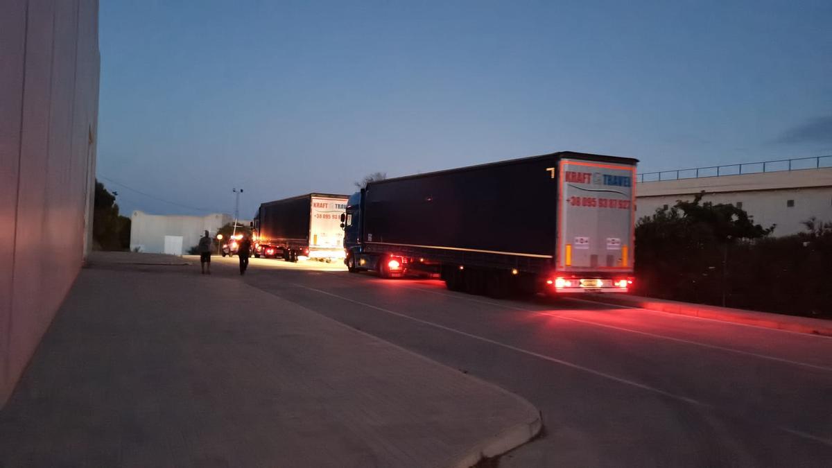 Viernes 19 de agosto. Dos camiones trailer salen de un polígono de Alicante con ayuda para Ucrania.