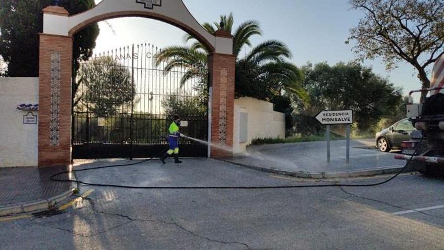 Un operario de Limasa trabaja hoy en tareas de desinfección.