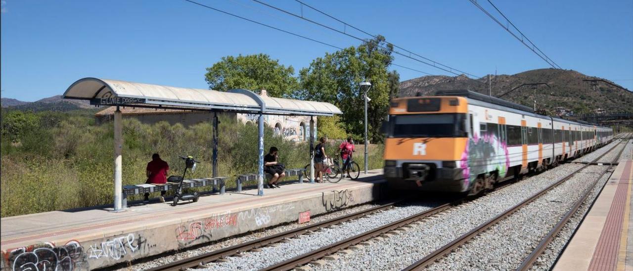 Usuaris del Rodalies, agafant el tren a l’estació de Renfe de Vilajuïga