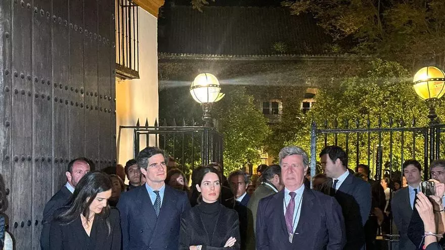 Vídeo | Cayetano Martínez de Irujo y su mujer junto a su sobrino Fernando Fitz-James Stuart y Sofía Palazuelo esperan al Señor de la Salud