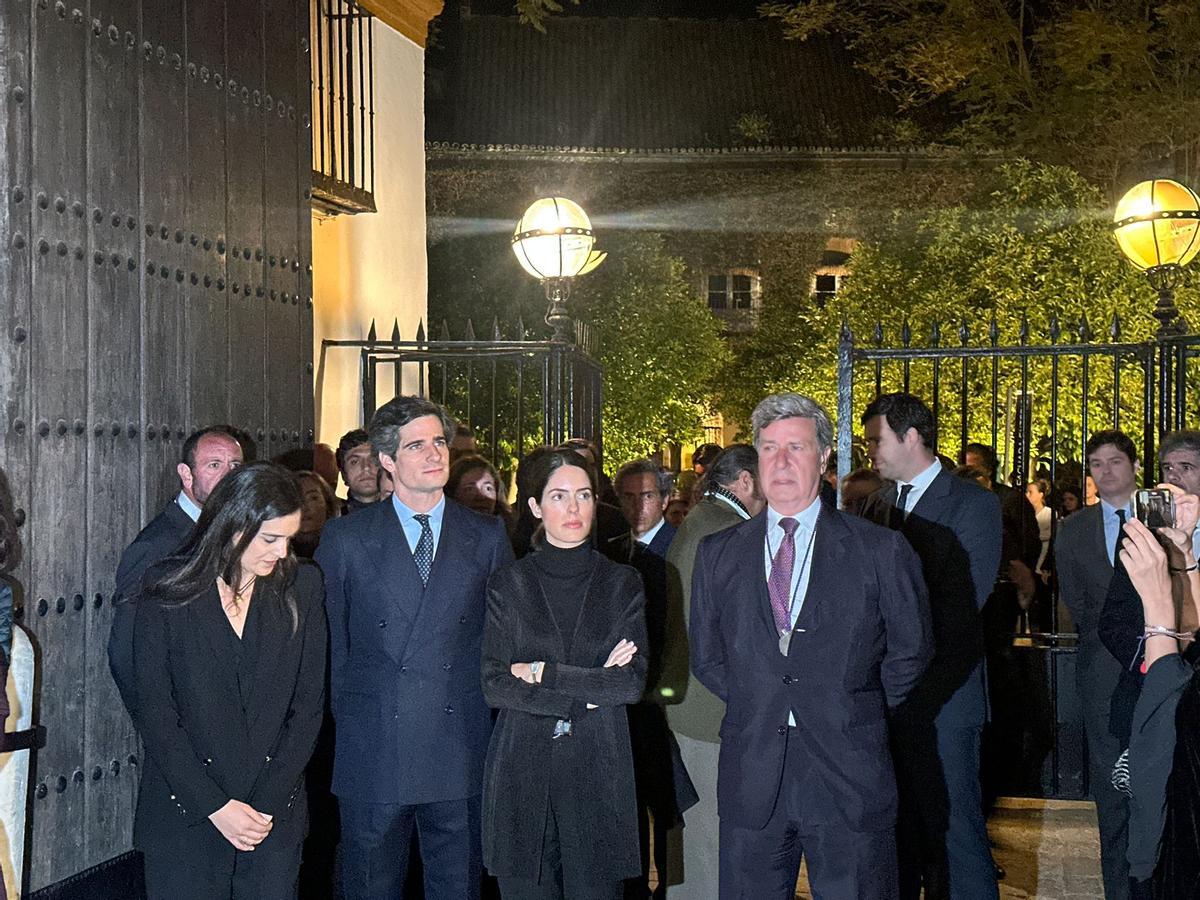 Cayetano Martínez de Irujo y su mujer junto a su sobrino Fernando Fitz-James Stuart y su mujer Sofía Palazuelo esperan en la entrada del Palacio de Las Dueñas