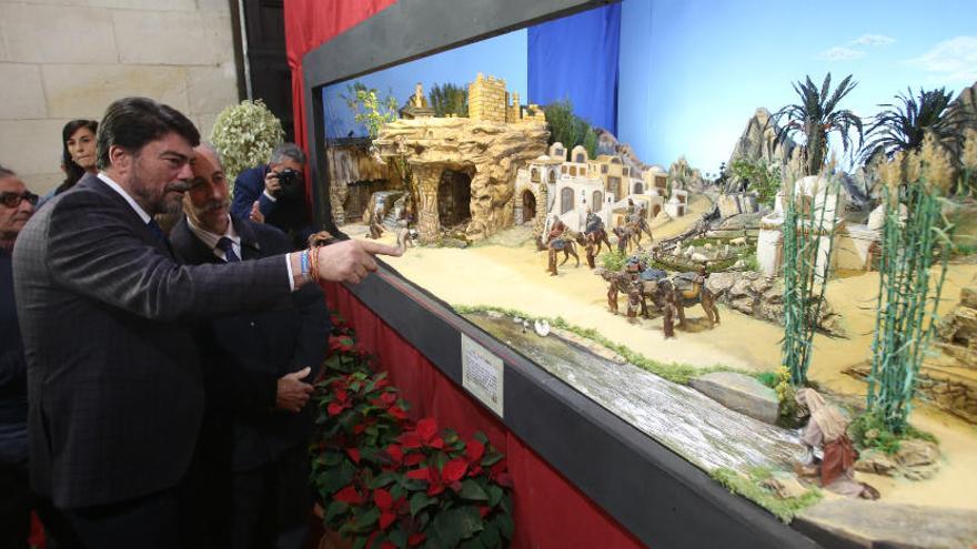 Luis Barcala durante la inauguración del belén del Ayuntamiento.