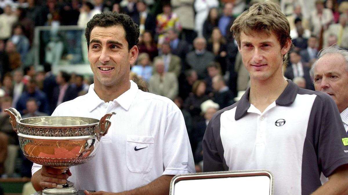 Albert Costa y Juan Carlos Ferrero, posando con los trofeos de Roland Garros