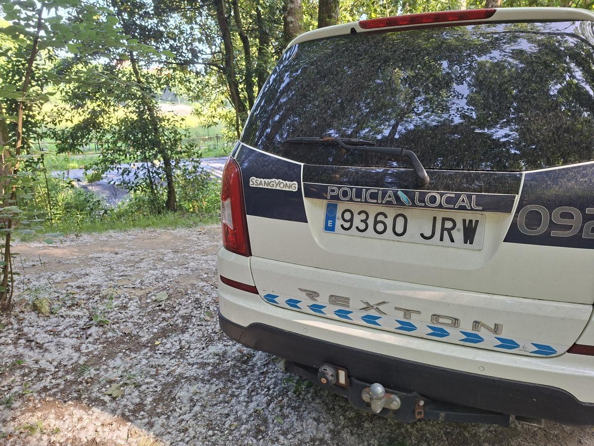 Uno de los coches patrulla de la Policía Local de Santiago en el punto del accidente este martes
