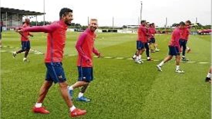 Messi i Luis Suárez, junts en el primer entrenament a Anglaterra.