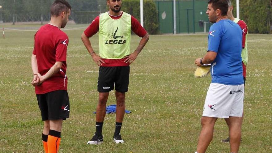 Sergio Prendes, con peto, escucha las instrucciones del segundo entrenador caudalista, Marcos García.