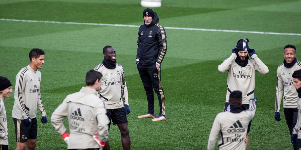 GRAF9928. MADRID, 28/01/2020.- El entrenador francés del Real Madrid Zinedine Zidane (c), durante el entrenamiento en la Ciudad deportiva de Valdebebas, este martes en Madrid. EFE/Rodrigo Jiménez.