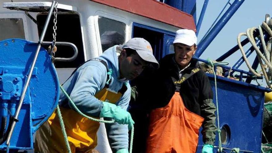 Marineros recogen una nasa en la costa gallega.