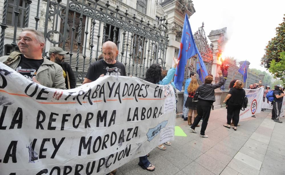 Manifestación de bomberos y trabajadores a la puerta de la Junta General del Principado