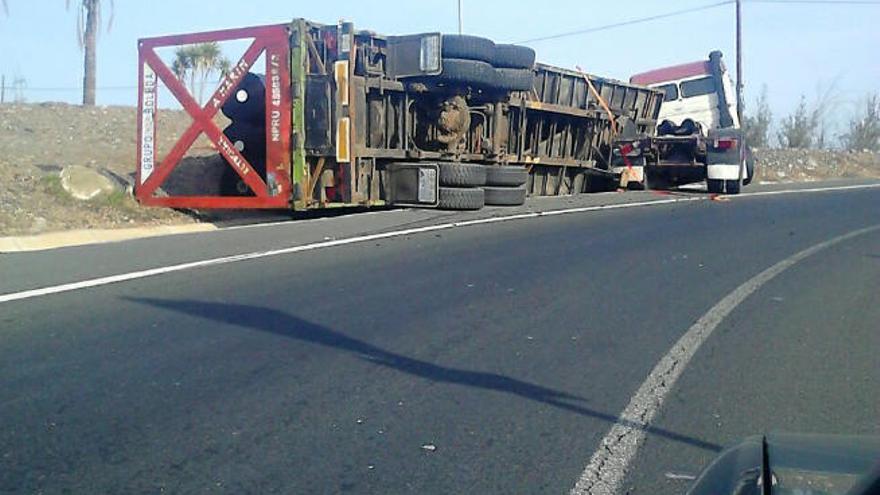 Vuelco del tráiler de un camión en Juan Grande