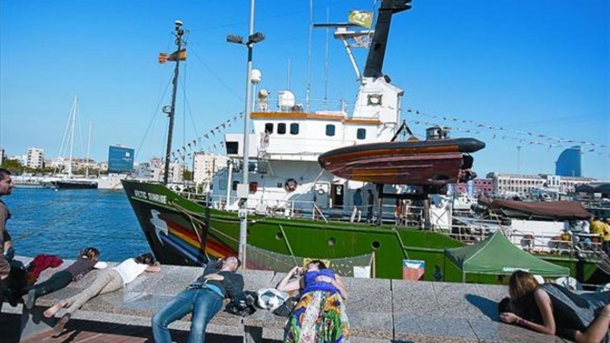 La nave Greenpeace, en un muelle del puerto de Barcelona, el viernes pasado.