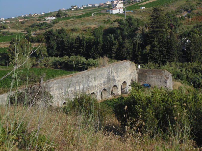 INGENIO CHICO O DEL DUQUE, MANILVA. S. XVIII El Ingenio Chico o del Duque de Arcos sustituyó a otro más antiguo de 1530. El nuevo contaba con rueda hidráulica vertical, sala de prensas de viga y cocina para la cocción del azúcar.