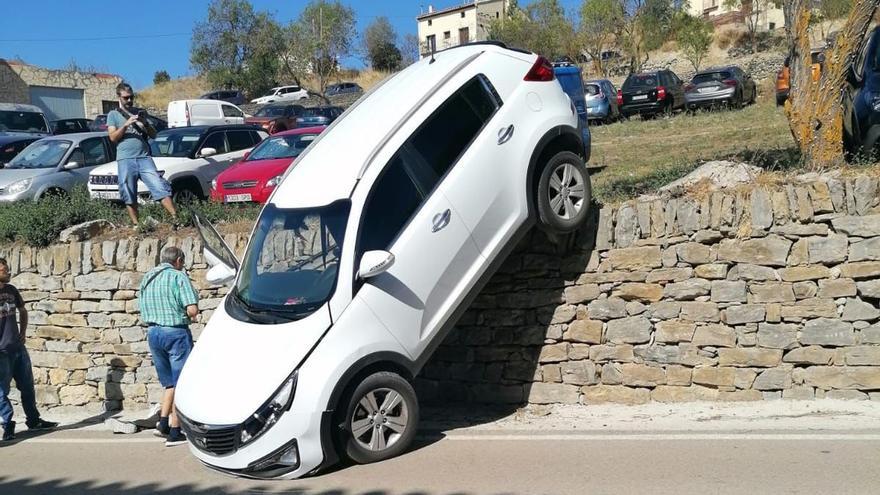 Un vehículo se cae de un muro mientras aparcaba en Morella