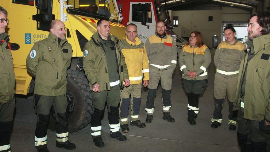 Profesionales de prevención y extinción de incendios, en una base de Pereiro de Aguiar, ayer.