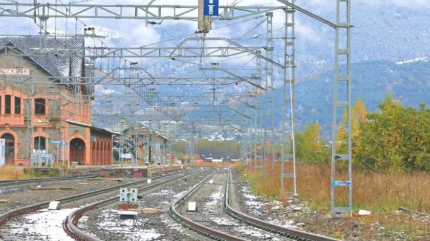 El Pirineu avisa que abans d’un tren nou caldria millorar l’actual