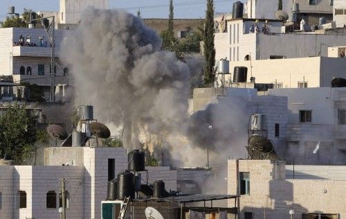 El humo se eleva desde la casa de Palestina Ziad Awad en el pueblo de Idhna, cerca de la ciudad de Hebrón, en el sur de la Ribera Occidental en Israel.