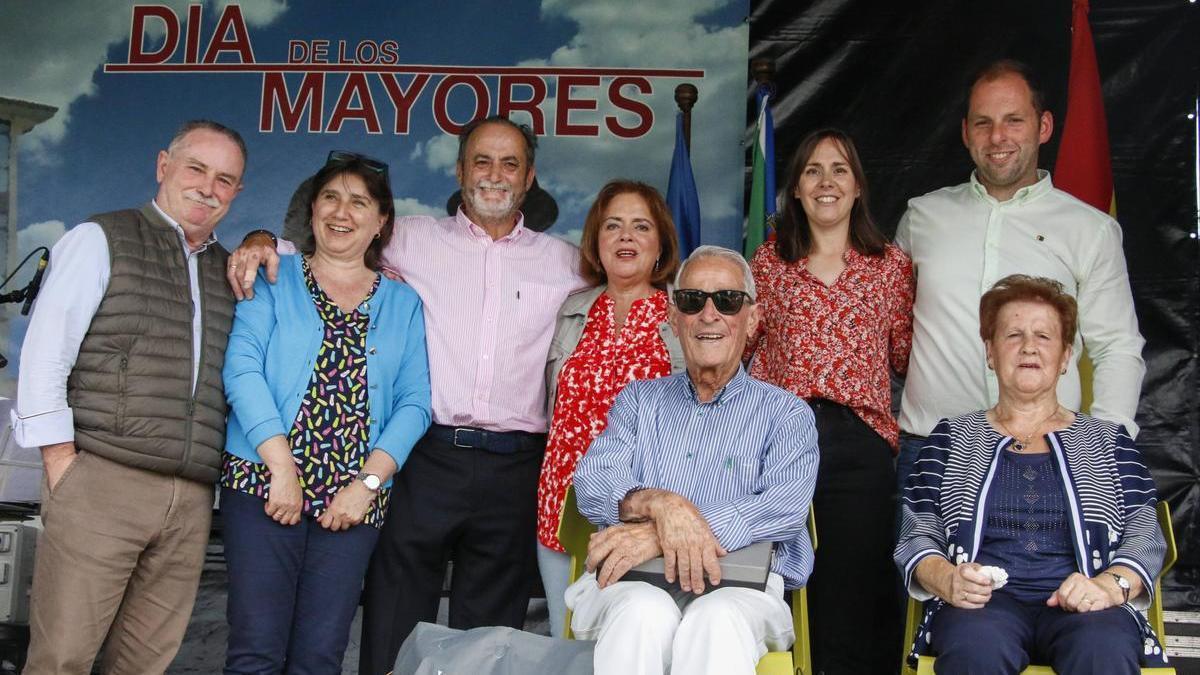 Homenaje a los &quot;Abuelos del año 2023&quot;, Daniel García de Hoyos y Generosa Martínez Suárez. En la imagen, junto a representantes del Ayuntamiento de Ribera de Arriba