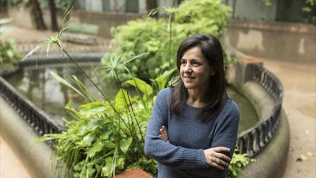 Teresa Muñoz, autora de la novela 'Des del balcó', posa en el patio del parvulario Baixeras, al que acudió,