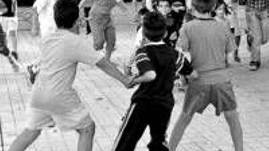 Noche de espectaculo y juegos para los niños en el barrio de aguas vivas