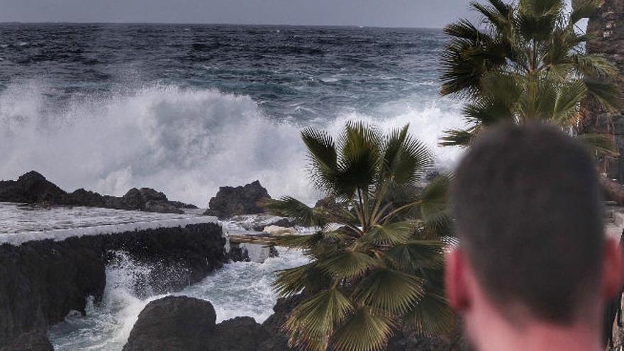 Un día anterior con fuerte oleaje en la costa tinerfeña.