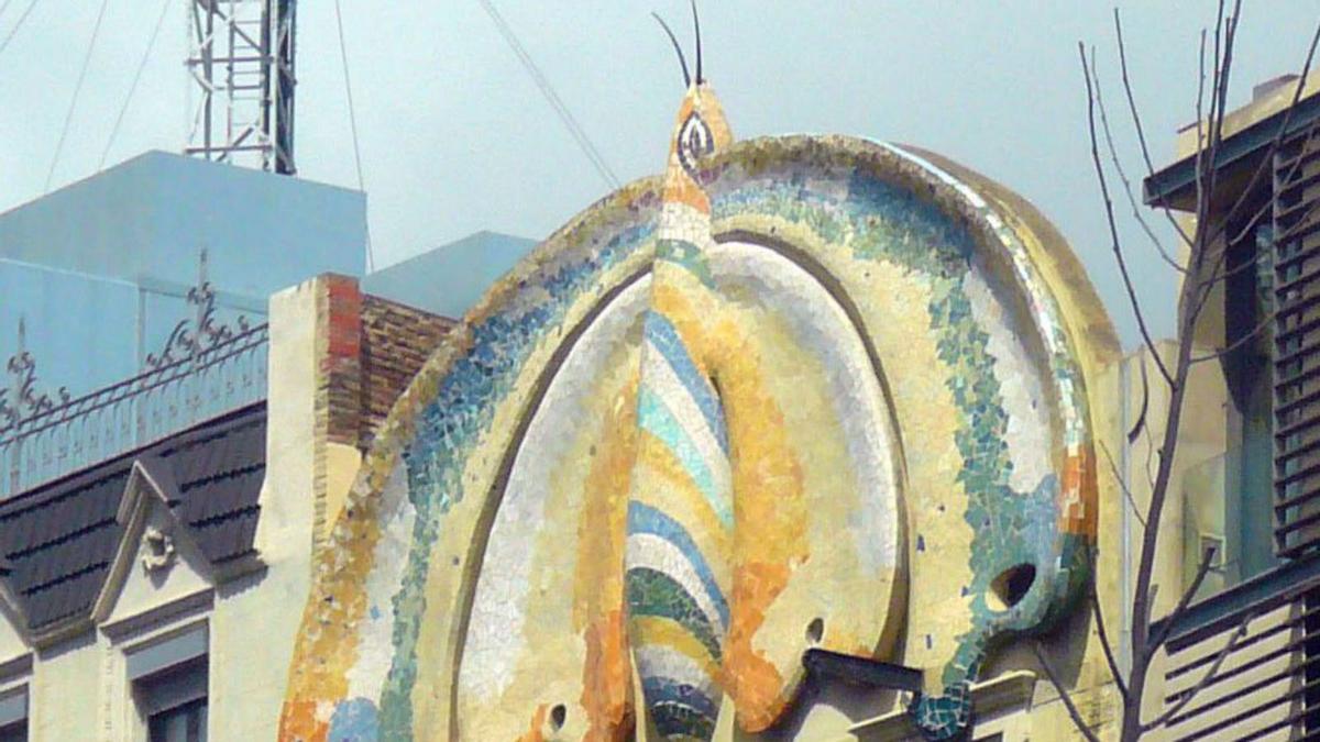 La papallona modernista que corona la Casa Fajol, al carrer de Llança. | EL PERIÓDICO