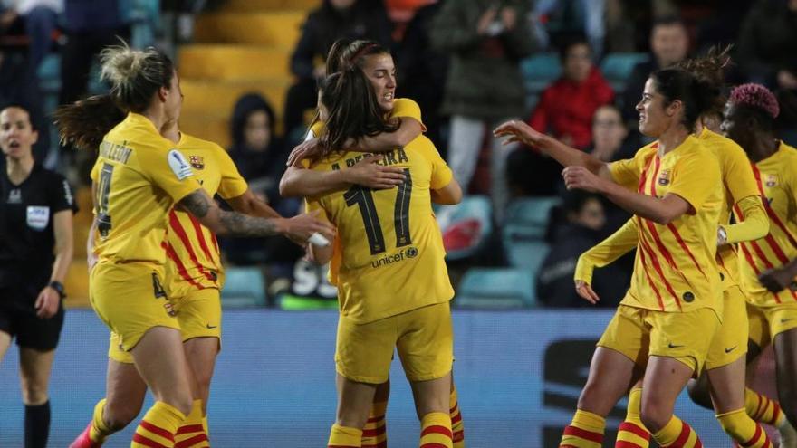 Guijarro celebra con sus compaÃ±eras el gol del empate.