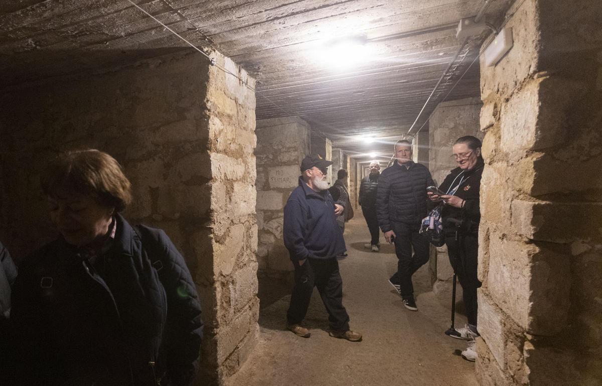 Visita al refugio de la plaza Séneca, reabierto al público este viernes con las primeras rutas guiadas.