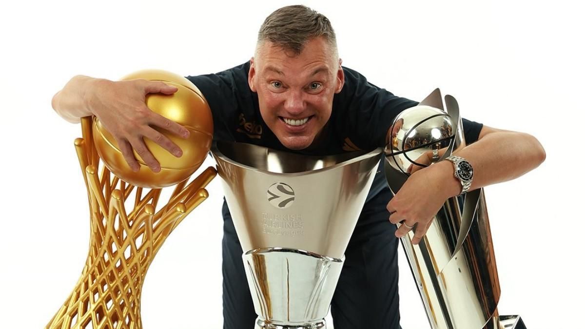 Sarunas Jasikevicius poses with the triplet achieved this season at the head of Fenerbahçe