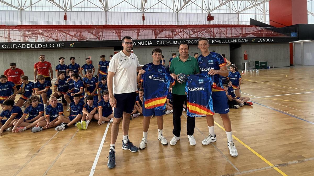 Gedeón Guardiola, oro mundial y director del campus junto a Sergio Villalba, concejal de Deportes y dos alumnos del campus