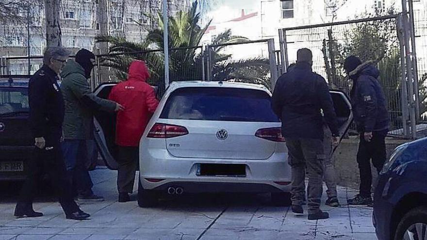 Los objetivos &quot;3&quot; y &quot;8&quot;, detenidos en Baiona y trasladados a Vigo