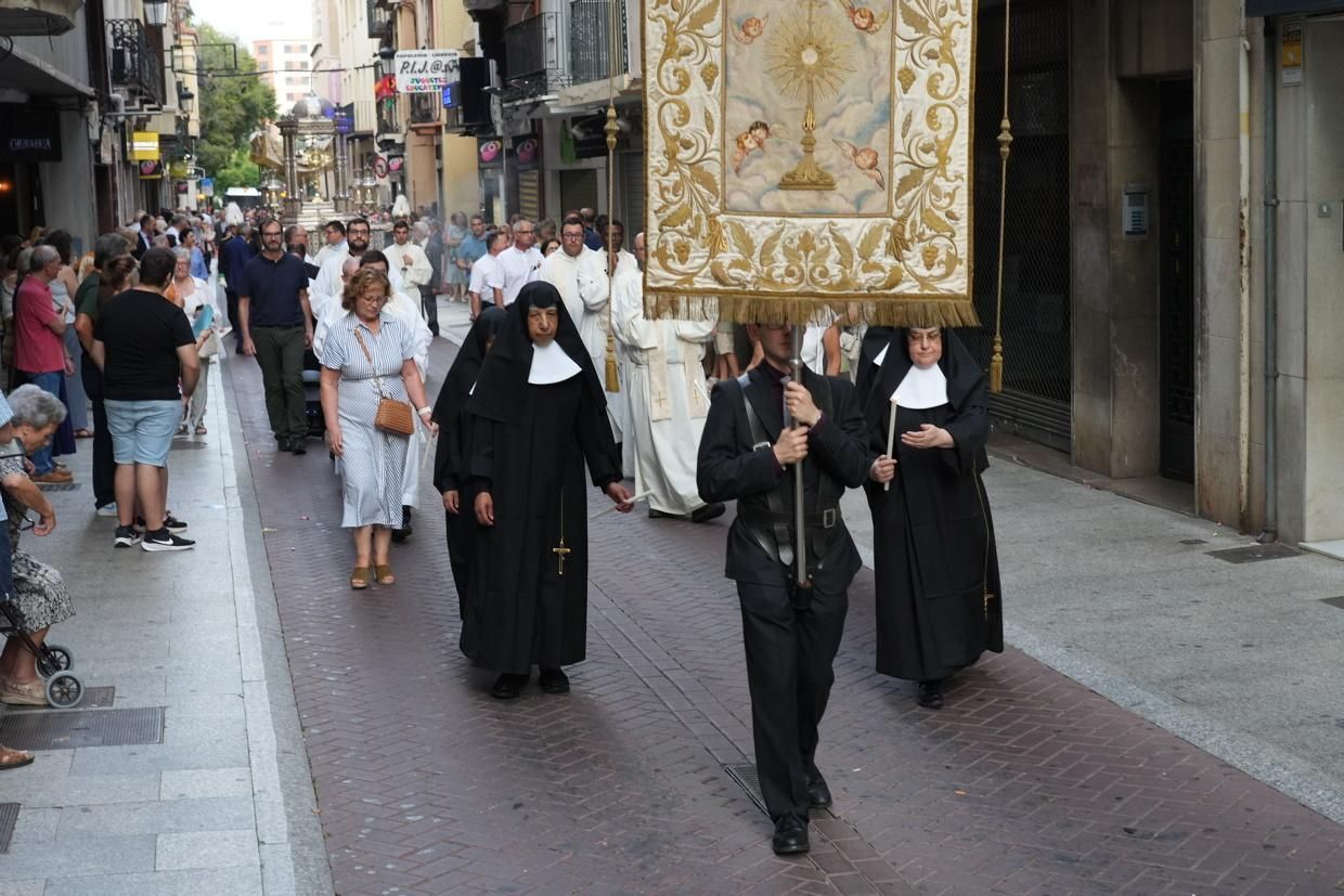 Castelló recibe con honores al Santísimo en la procesión del Corpus Christi