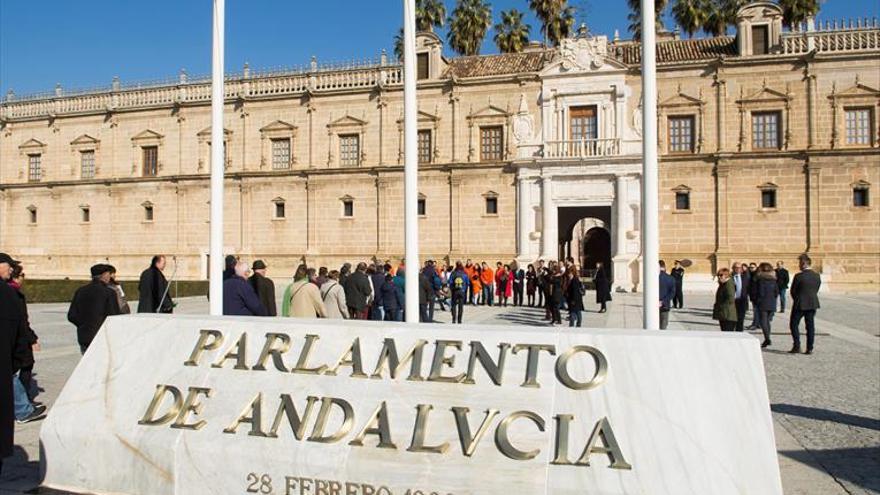 Los andaluces hacen cola para conocer el Parlamento