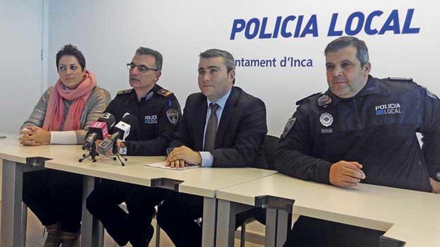 El alcalde y el jefe de la policía, con el resto de autoridades.