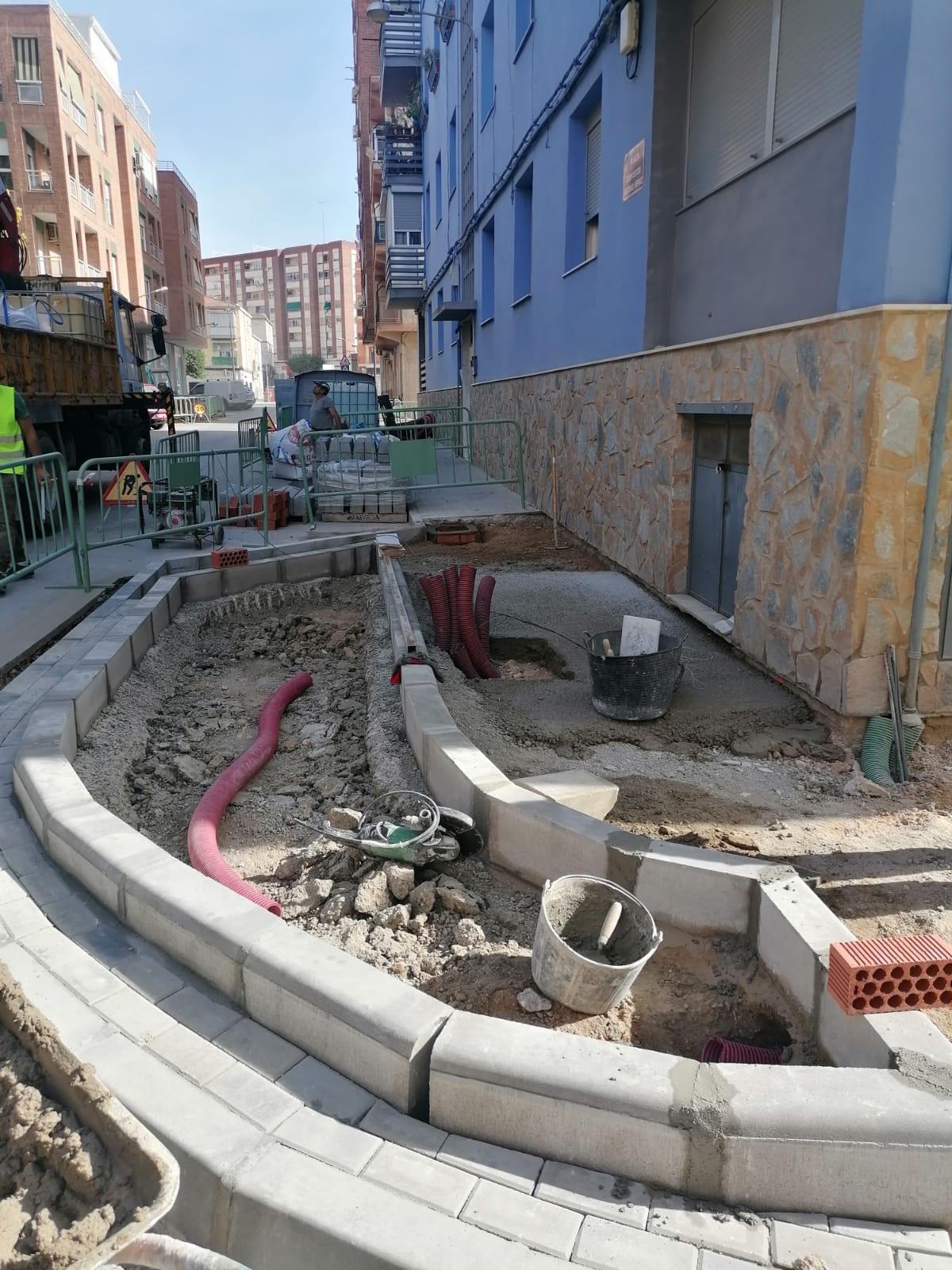 Trabajos para mejorar las aceras más deterioradas del casco urbano de Villena.