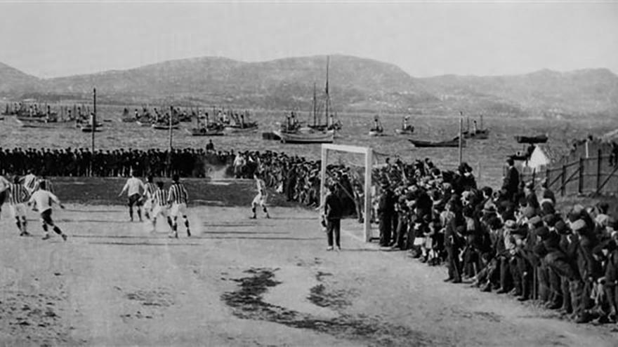 Imagen de un partido disputado en el Relleno del Malecón de Vigo (actual calle Luis Taboada) a finales del siglo XIX.
