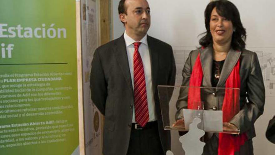 Yolanda Parrado y José Curiel (Adif), ayer en la estación.