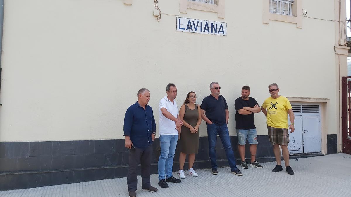 Ovidio Zapico (segundo por la izquierda), Leticia Gil y Xuacu de Hoyos (primero por la derecha) con representantes de IU en el Valle, delante de la estación de Feve de Pola de Laviana.