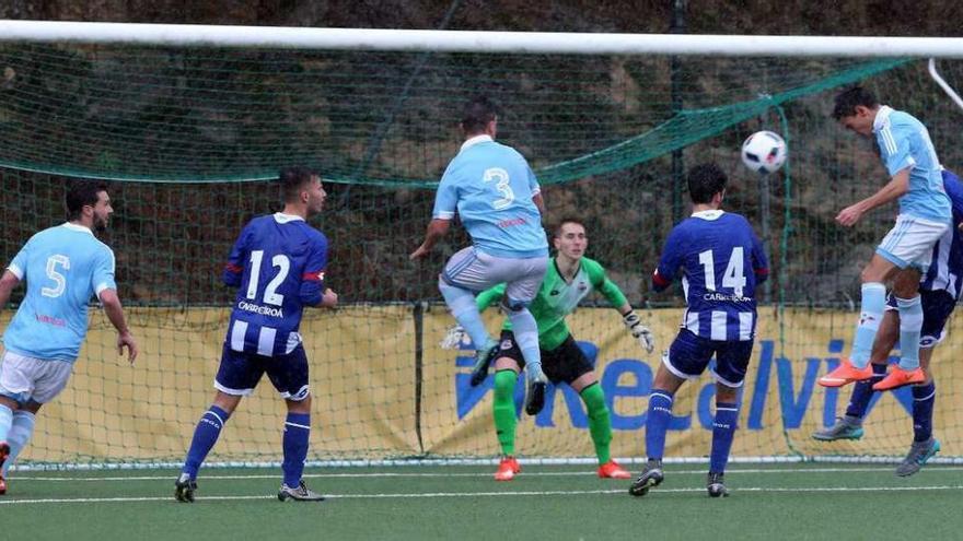 Un jugador del Celta cabecea durante el partido de ayer. // Marta G.Brea