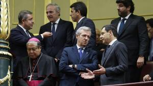 García-Page charla con barones del PP en la tribuna de invitados del Congreso de los Diputados.