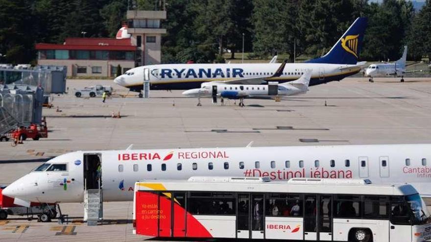 Un avión de Air Nostrum y otro de Ryanair en Peinador. // José Lores