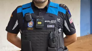 Una cámara personal para Policía Local en Avilés: así es el revolucionario sistema de grabación con el que van equipados los agentes