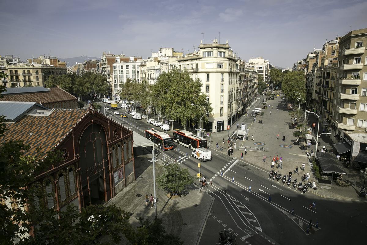 La losa de la carpa del antiguo mercado provisional en la ronda Sant Antoni, en Barcelona.