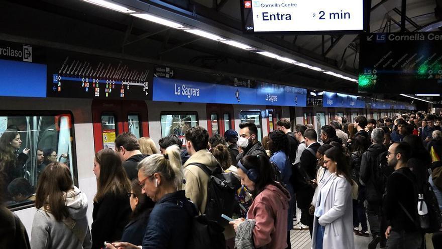 La L1 y L5 del metro de Barcelona añaden un tren extra en hora punta para reducir aglomeraciones