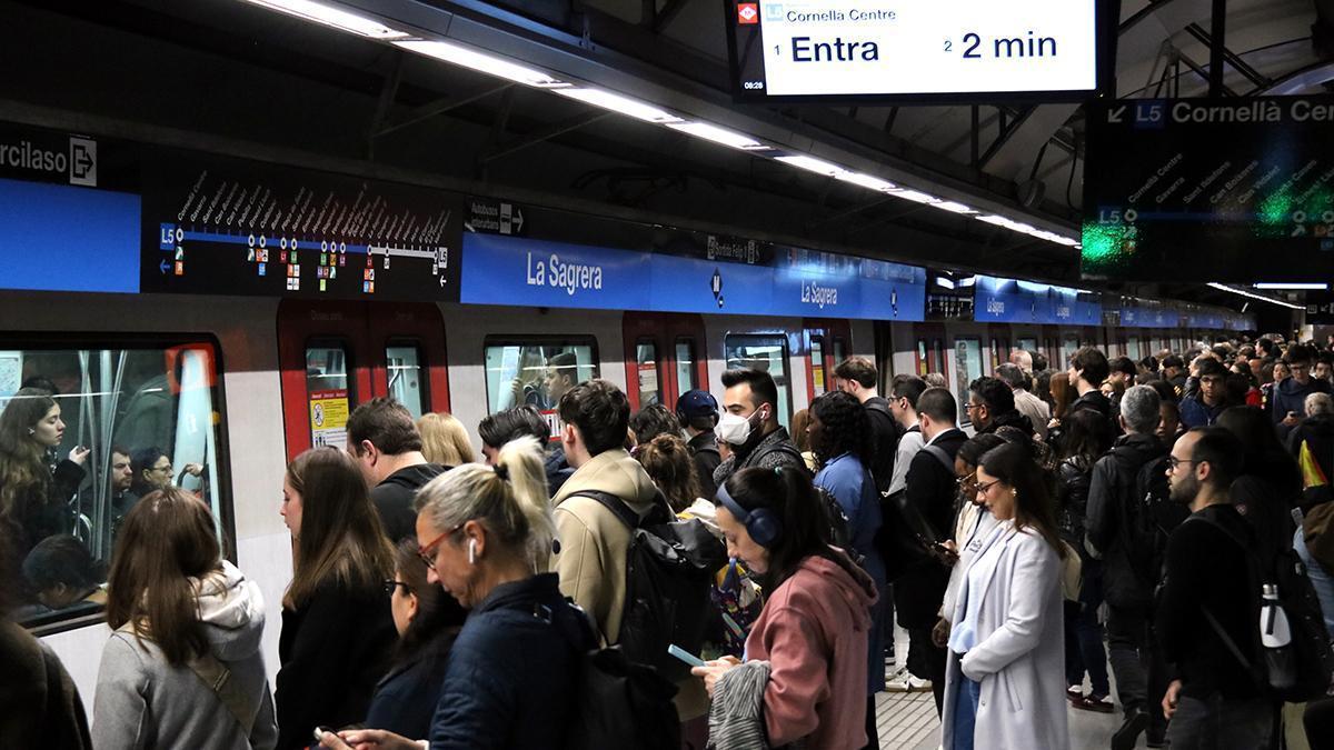 La L1 y L5 del metro de Barcelona añaden un tren extra en hora punta para reducir aglomeraciones