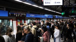 La L1 y L5 del metro de Barcelona añaden un tren extra en hora punta para reducir aglomeraciones. En las imágenes, pasajeros en la estación de La Sagrera.